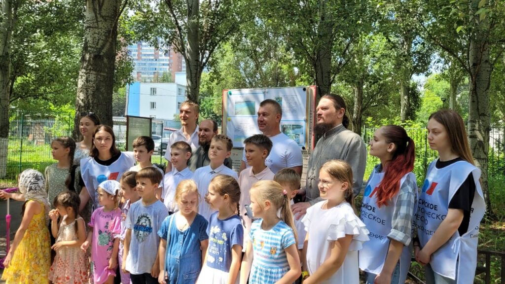 Активисты Российского экологического общества очищают Спиридоновский пруд в Самаре